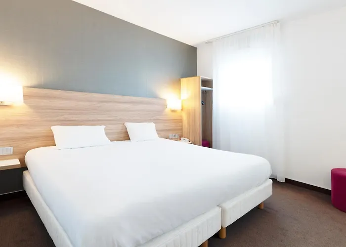 塔朗格北梅斯钟楼酒店 Talange