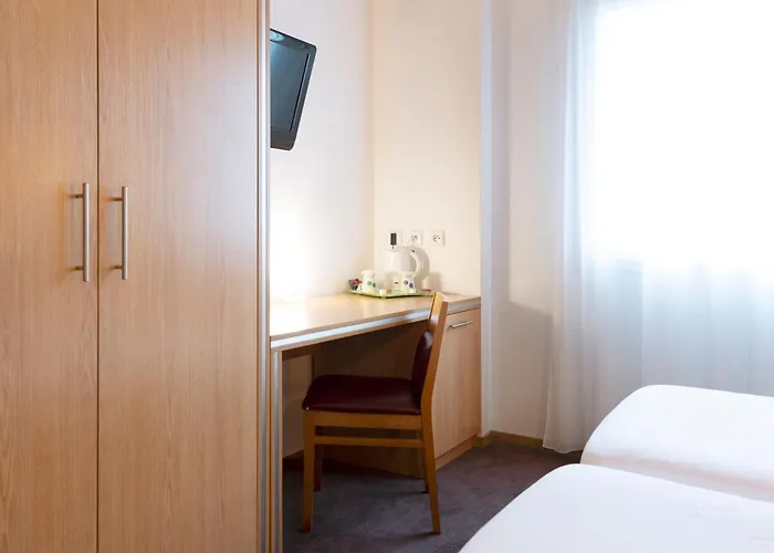 塔朗格北梅斯钟楼酒店 Talange