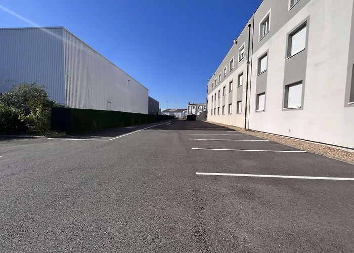 塔朗格北梅斯钟楼酒店 Talange